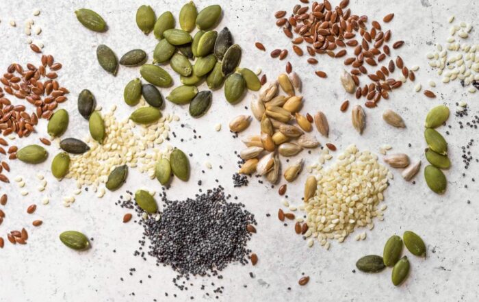 Unterschiedliches Saatgut auf einem Tisch