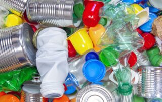 Müll liegt unsortiert auf dem Boden und zeigt die Herausforderungen bei der Abfallentsorgung.