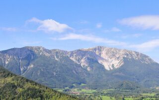 Panoramablick auf den Schneeberg in Niederösterreich bei blauem Himmel
