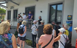 Paul Bock und Dr. Reisner begrüßen zur Historikwanderung vor dem Gemeindeamt