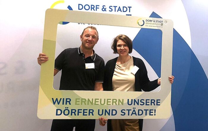 Anna und Christian beim Stammtisch der Dorf- und Stadterneuerung