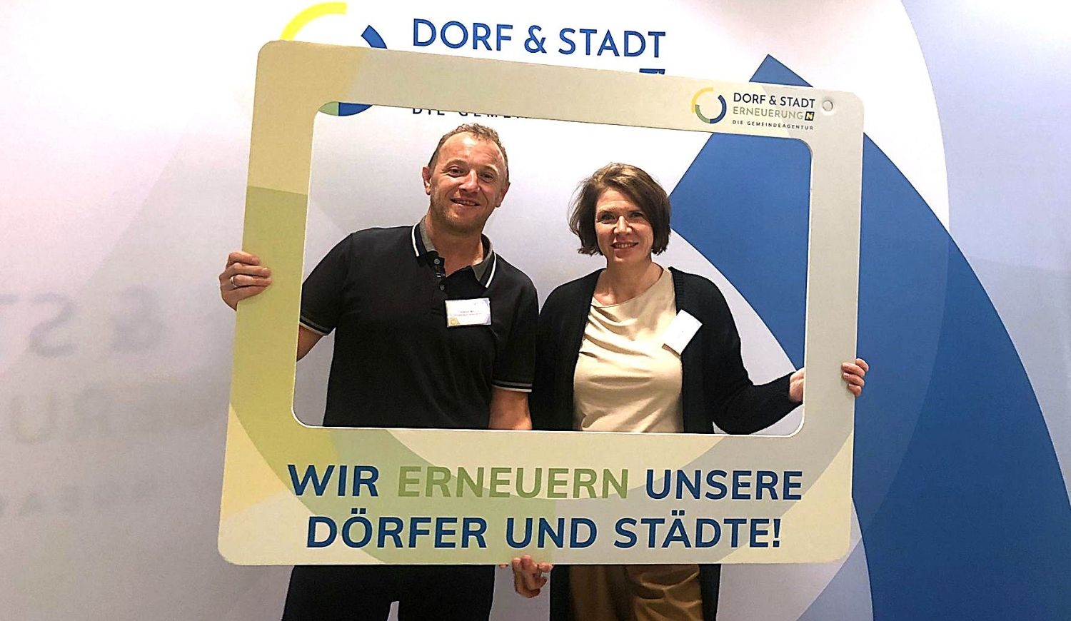 Anna und Christian beim Stammtisch der Dorf- und Stadterneuerung